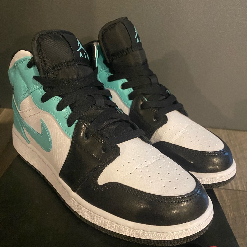 Air Jordan 1 mid. 6.5 youth/ 8 Womens. Worn once.